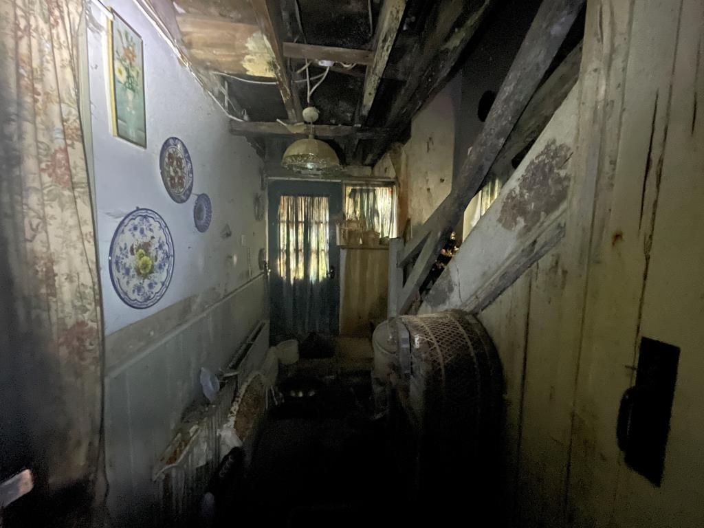 Lot: 51 - DILAPIDATED HOUSE ON GOOD SIZE PLOT - Entrance hall